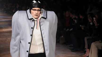 D&eacute;fil&eacute; Thom Browne lors de la pr&eacute;sentation de la mode masculine automne hiver 2012-2013 &agrave; Paris, le 22 janvier 2012. (PIERRE VERDY / AFP)