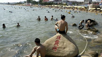 Chinese vacationers on the beach of Beidahe (China), in August 2003 (MICHAEL REYNOLDS / EPA)