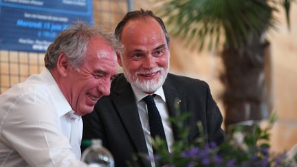 François Bayrou et Edouard Philippe lors d'un meeting pour les élections législatives, à Tonnerre (Yonne) le 15 juin 2022 (MARION BOISJOT / MAXPPP)