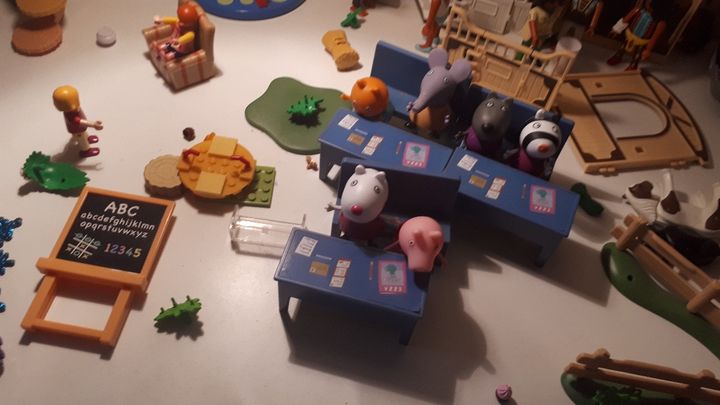 Les jouets de Lily-Rose, dans sa chambre, chez son père, à La Rochelle. (SANDRINE ETOA-ANDEGUE / RADIO FRANCE)