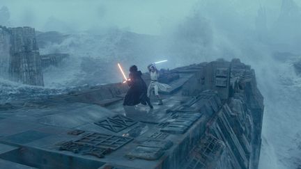 Un combat oppose Kylo Ren, interprété par Adam Driver, à Rey, jouée par Daisy Ridley. (2019 Lucasfilm. Ltd. & TM. All Rights Reserved.)