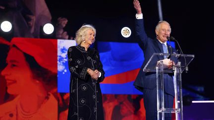 Le prince Charles prononce un discours aux côtés de sa femme Camilla, le 5 juin 2022, lors de la Platinum Party devant le palais de Buckingham, à Londres. (JONATHAN BUCKMASTER / AFP)