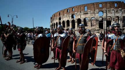 Des figurants habillés en légionnaires romains devant le Colisée pour le 2.767e anniversaire de Rome, le 21 avril 2014
 (FILIPPO MONTEFORTE / AFP)