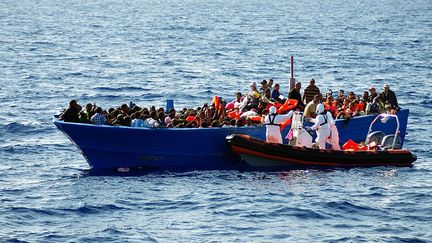 d'être arrivés sur des embarcations de fortune surchargées, comme sur cette photo prise en Méditerranée, le 8 septembre 2014. (AFP/Alberto Pizzoli )