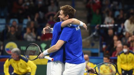 Nicolas Mahut étreint Pierre-Hugues Herbert après leur victoire lors du double de la rencontre de Coupe Davis contree l'Equateur, le 5 mars 2022 (GAIZKA IROZ / AFP)