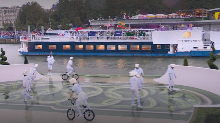 Les artistes présents sur le parc urbain improvisé sur la Seine lors de la cérémonie d'ouverture des Jeux olympiques de Paris 2024, le 26 juillet 2024. (Capture d'écran France 2)