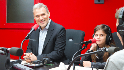 Le philosophe Vincent Cespedes répond aux questions de collégiens, depuis un studio de Radio France. (FRANCEINFO / RADIO FRANCE)