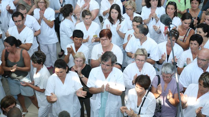 Le comit&eacute; de soutien de Nicolas Bonnemaison, le 16 ao&ucirc;t 2011 &agrave; Bayonne, quatre jours apr&egrave;s sa mise en examen pour "empoisonnement sur personnes particuli&egrave;rement vuln&eacute;rables".&nbsp; (MAXPPP)