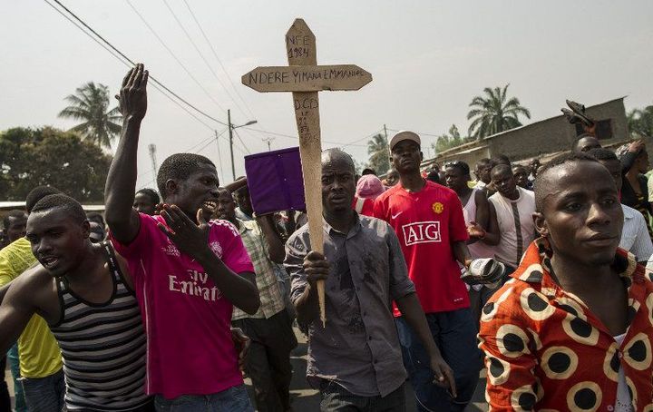 Des habitants de Bujumbura se rendent au cimetière pour enterrer un militant de l'opposition tué le 23 juillet 2015. (Photo AFP/Phil Moore)