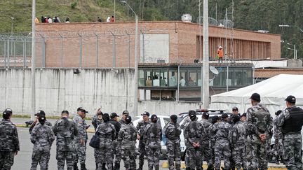 Police officers stand guard in front of Turi prison, in Cuenca, Ecuador, January 8, 2024. (FERNANDO MACHADO / AFP)