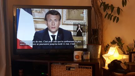 Le chef de l'Etat Emmanuel Macron, le 13 avril 2020, lors d'une allocution télévisée. (STÉPHANIE BERLU / RADIOFRANCE)