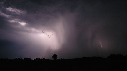 Un ciel orageux dans l'Hérault (photo d'illustration). (R?GIS DOMERGUE / BIOSPHOTO / AFP)