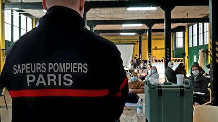 Une opération de vaccination contre le Covid-19 au centre des sapeurs-pompiers de Champerret (17e arrondissement) de Paris, le 7 mars 2021. (VALENTIN DUNATE / RADIO FRANCE)