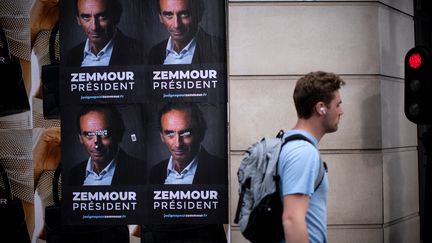 Des affiches "Zemmour président" dans les rues de Paris, le 28 juin 2021. (OLIVIER MORIN / AFP)