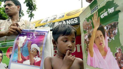 Sheikh Hasina Wajed de l'Awami League (à gauche) et Khaleda Zia du Bangladesh Nationalsit Party, à droite, sur des posters dans les rues de Dacca, le 13 septembre 2001, avant les élections générales du mois suivant.  (AFP/Jewel Sawad)