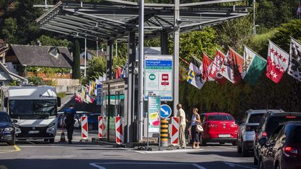 Un poste frontière entre le canton du Valais&nbsp;(Suisse) et la Haute-Savoie (France), en août 2020. (VINCENT ISORE / MAXPPP)