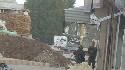 Des soldats syriens patrouillent &agrave; un checkpoint pr&egrave;s de la ville de Homs (Syrie), le 19 octobre 2011. (REUTERS)