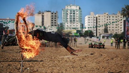 Sauter des obstacles et passer à travers des pneus enflammés sont aussi de la partie… (AFP PHOTO / MOHAMMED ABED)