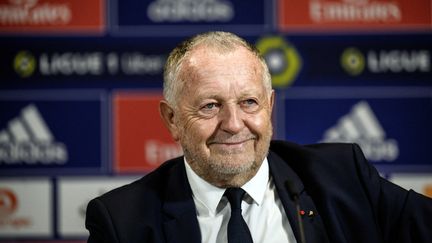 Jean-Michel Aulas lors d'une conférence de presse au Groupama Stadium de Lyon, le 25 août 2021. (JEFF PACHOUD / AFP)