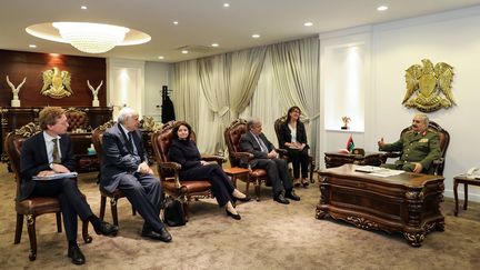 Le maréchal Khalifa Haftar (D) reçoit le secrétaire général de l'ONU (centre) et son émissaire pour la Libye, Ghassan Salamé (G), le 5 avril 2019, dans son bureau de la base de l'armée de Rajma, à 25 kilomètres de Benghazi. (- / LNA WAR INFORMATION DIVISION)