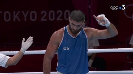 Le Français Mourad Aliev ne manque pas son entrée dans ces JO. Le Français a dominé Siyovush Zukhurov en +91kg et accède tranquillement au prochain tour.