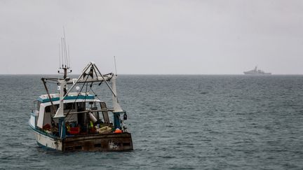 Un bateau de pêche&nbsp;au large de l'île britannique de Jersey, le 6 mai 2021. (SAMEER AL-DOUMY / AFP)