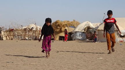 Des enfants dans un camp de personnes déplacées dans la région de Khokha, dans la province occidentale de Hodeida, au Yémen, le 6 mai 2020.&nbsp; (KHALED ZIAD / AFP)