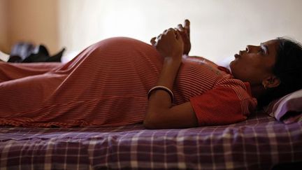 Sharda, 35 ans, est pour la première fois mère porteuse.
 
Pendant neuf mois, elle va vivre loin de sa famille. (REUTERS / Mansi Thapliyal)