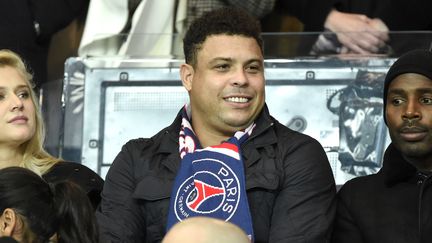 L'ancien joueur de foot Ronaldo avant le match de foot de Ligue 1 PSG-Olympique de Marseille le 4 octobre 2015. (JEAN MARIE HERVIO / DPPI MEDIA / AFP)