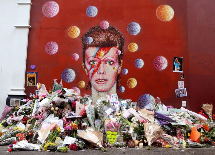 Fleurs et messages sur mur de Brixton en hommage à Bowie au lendemain de sa mort en janvier 2016.
 (Chine Nouvelle / SIPA)