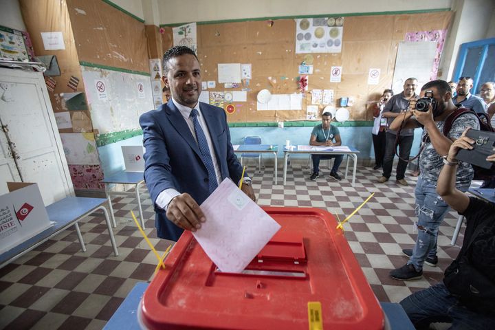 Le chef de file de la coalition Al Karama,&nbsp;Seifeddine Makhlouf, dans un bureau de vote de Tunis lors des élections législatives du 6 octobre 2019. (AFP - NACER TALEL / ANADOLU AGENCY)