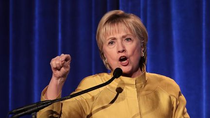 Hillary Clinton, le 20 avril 2017, lors du dîner annuel du LGBT Center de New York (Etats-Unis). (DREW ANGERER / GETTY IMAGES NORTH AMERICA / AFP)