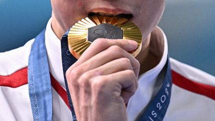 Le Chinois Cao Yuan sur le podium lors de la cérémonie de remise de médailles du plongeon 10 m, le 10 août 2024, à Saint-Denis (Seine-Saint-Denis). (MANAN VATSYAYANA / AFP)