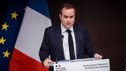 Sébastien Lecornu donne une conférence de presse au ministère des Forces armées à Paris, le 26 mars 2024 (AMAURY CORNU / HANS LUCAS / AFP)