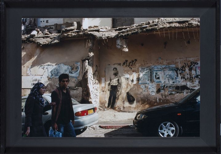 Ernest Pignon-Ernest : Parcours Mahmoud Darwich sur les murs de Ramallah en Palestine, photographie, 2009
 (Ernest Pignon-Ernest, Collection du Musée national d’art moderne et contemporain de la Palestine)