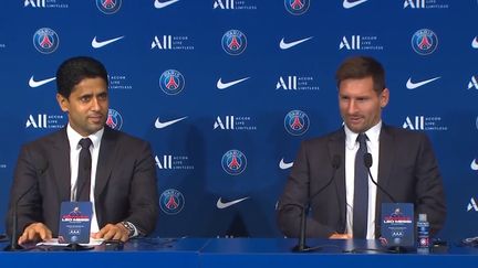 Le président du PSG Nasser Al-Khelaïfi et Lionel Messi lors d'une conférence de presse, mercredi 11 août 2021. (PSG)