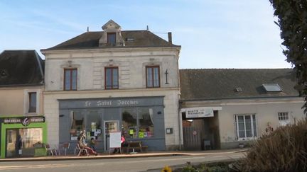 Dans la Sarthe, à Jupilles, un bistrot emblématique du village menaçait de fermer. Les habitants ont décidé de se relayer derrière le comptoir et en cuisine pour le sauver.&nbsp; (FRANCE 2)