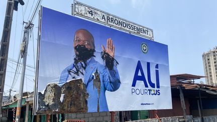 Un panneau d'affichage de la campagne du président déchu Ali Bongo, à Libreville, au Gabon, 31 août 2023. (AFP)