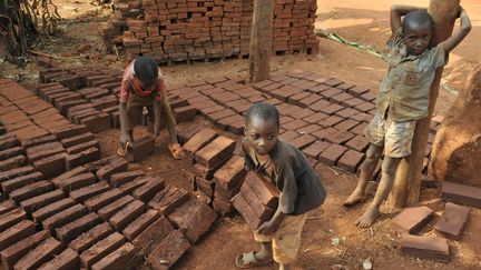 Des enfants au travail à Kasulu, en Tanzanie, le 28 novembre 2017.&nbsp; (BERAUD / BSIP VIA AFP)