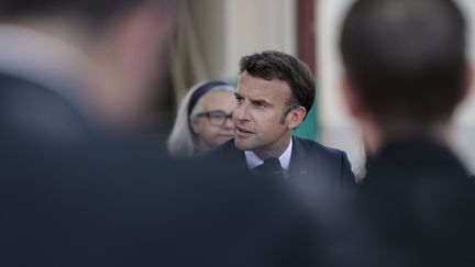 Emmanuel Macron en visite à l'école Menpenti, à Marseille, le 2 juin 2022.&nbsp; (TOMASELLI ANTOINE / MAXPPP)