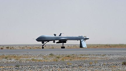 Un drone am&eacute;ricain, avion sans pilote, &agrave; Kandahar, en Afghanistan, le 13 juin 2010.&nbsp; (MASSOUD HOSSAINI / AP / SIPA)