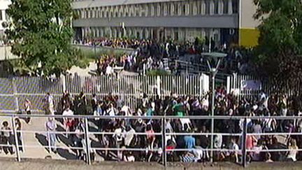 Des étudiants bloquent le centre des examens à Arcueil (Val-de-Marne), le dimanche 26 juin 2011. (France 2)