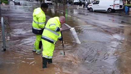 À Mandelieu-la-Napoule, dans les Alpes-Maritimes, le niveau de l'eau est soudainement monté en plein centre-ville, dans la matinée du mercredi 16 octobre. Des pluies extrêmement violentes liées à un épisode cévenol se sont abattues sur le sud-est de la France.