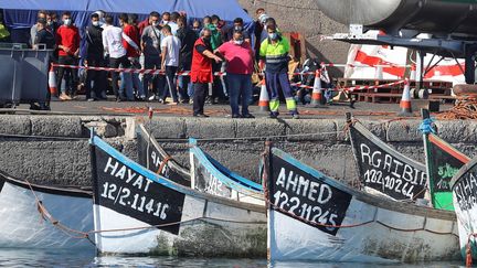 Des migrants secourus sur les îles Canaries en Espagne, le 8 novembre 2020. (ELVIRA URQUIJO A. / EFE)