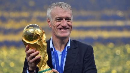 Didier Deschamps soulève le trophée de la Coupe du monde, à Moscou (Russie), le 15 juillet 2018. (FRANK HOERMANN / SVEN SIMON / AFP)