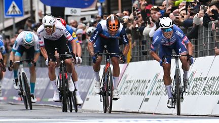 Tadej Pogacar (à gauche), Michael Matthews (au centre) et Jasper Philipsen lors de l'édition 2024 de Milan-San Remo, le 16 mars 2024. (MARCO BERTORELLO / AFP)