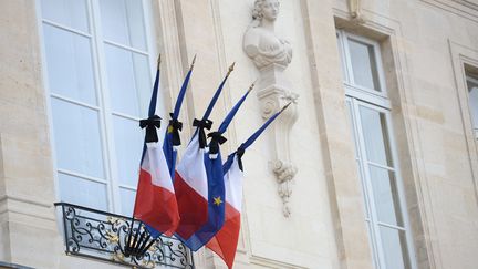 Les drapeaux de l'Elysée ont été mis en berne, samedi 14 novembre 2015, après les attaques sanglantes de la veille en Ile-de-France.&nbsp; (STEPHANE DE SAKUTIN / AFP)