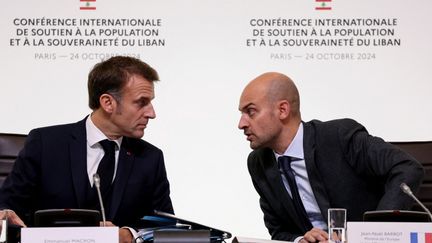 Le président de la République, Emmanuel Macron, et le ministre des Affaires étrangères, Jean-Noël Barrot, lors de la conférence internationale sur le Liban à Paris, le 24 octobre 2024. (ALAIN JOCARD / AFP)