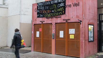 La grève se poursuit également dans certains établissements scolaires, comme au groupe scolaire Simone-Veil à Paris. Au total, 150 écoles sur 650 sont toujours pertubées dans la capitale. La part de gréviste dépasse 50% dans 75 d'entre elles. (RICCARDO MILANI / HANS LUCAS / AFP)