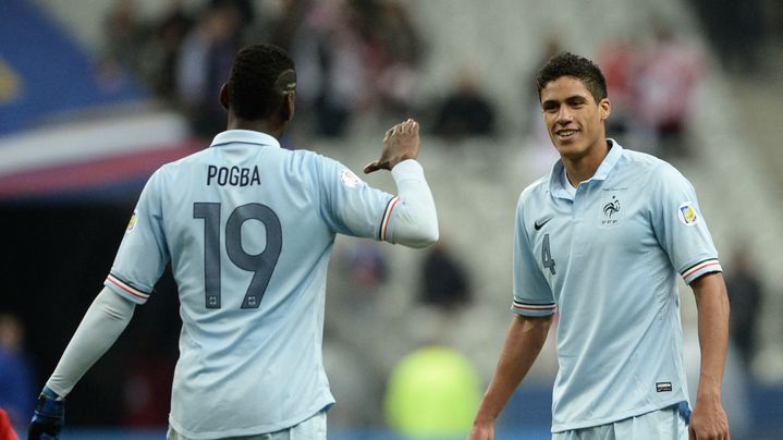 Raphaël Varane lors de sa première sélection en équipe de France de football, le 22 mars 2013 contre la Géorgie, aux côtés de Paul Pogba (AFP)